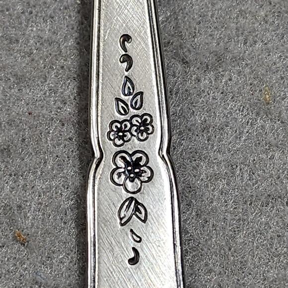 Oneida ASHMORE Floral Salad Fork Burnished Handle Stainless Flatware Replacement - Picture 2 of 3